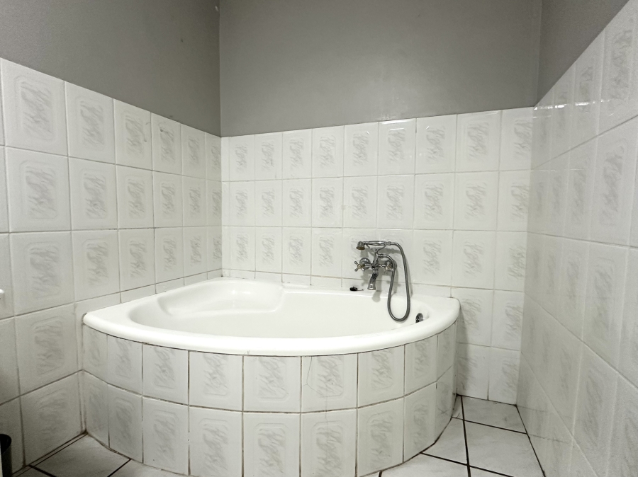 4 Bedroom Property for Sale in Bergzicht Western Cape